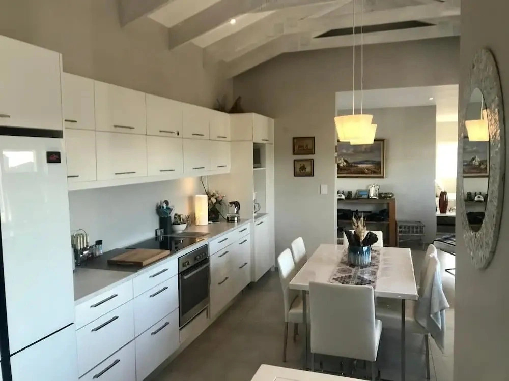 Hidden Gem A Unique 7 Sleeper, 3 x En-suite Bedrooms, 12m Solar Warmed Lap Pool