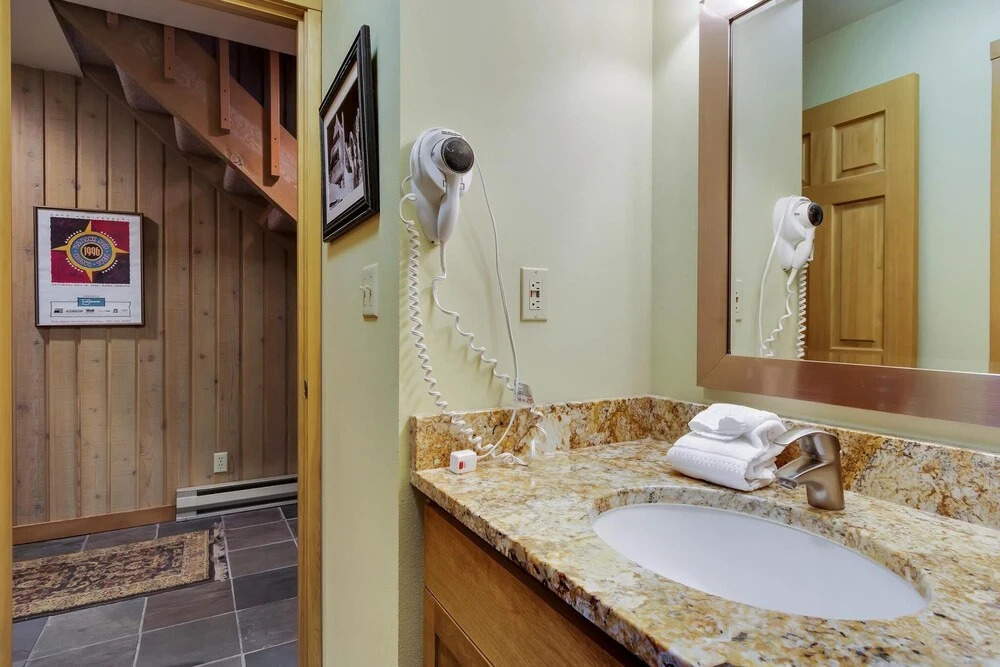 Ski Access and Resort Features - Charming Outdoor Haven