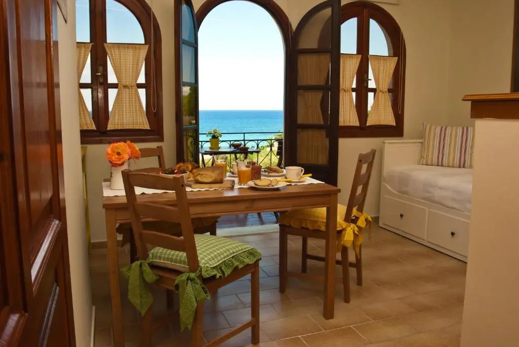 Amboula Beach Apartments