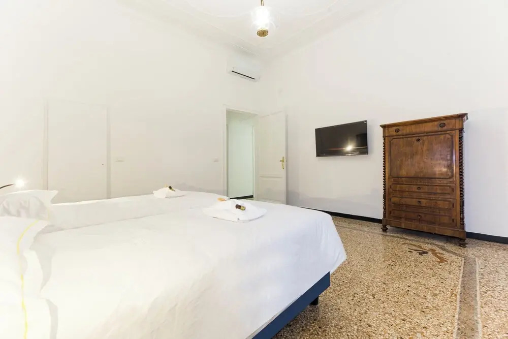 Airy 5BR Flat with Balcony - Old Town