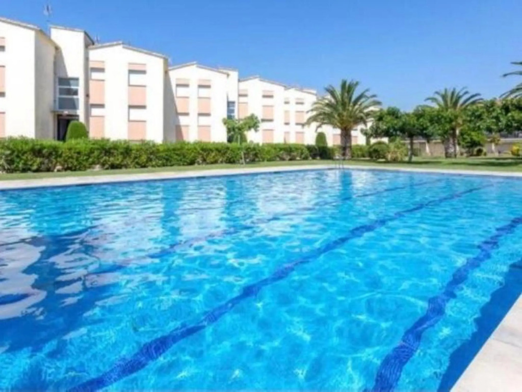 Apartament amb piscina i parquing.Baixos amb jardí