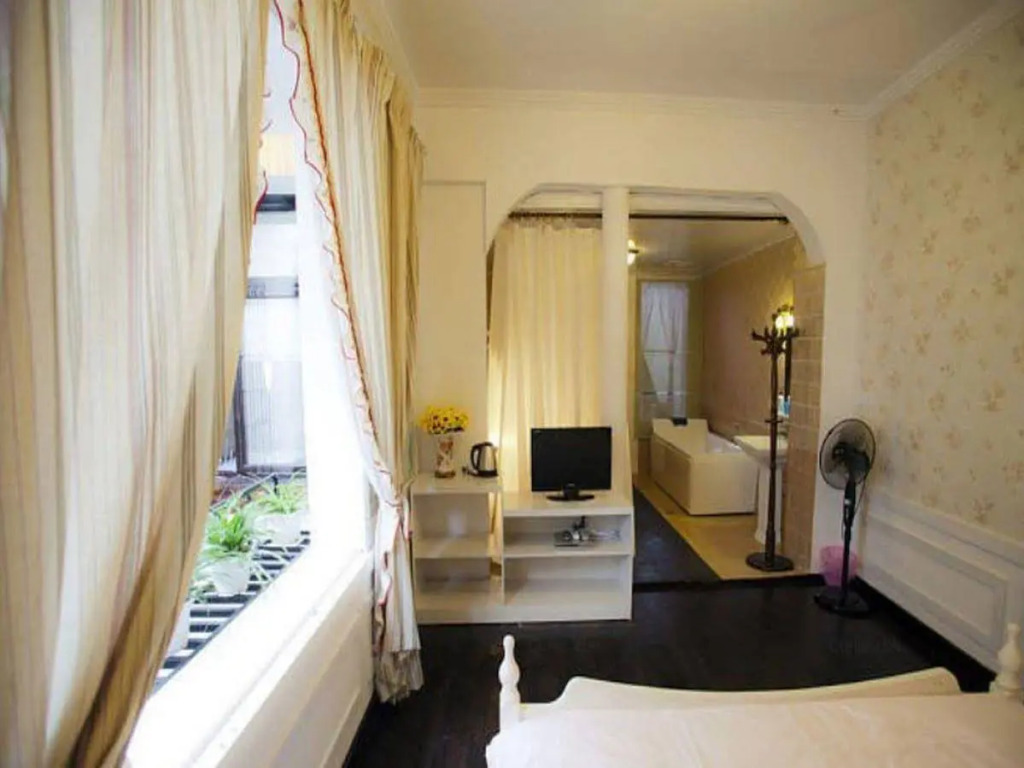 Fenghuang Qingke Yaju Hotel
