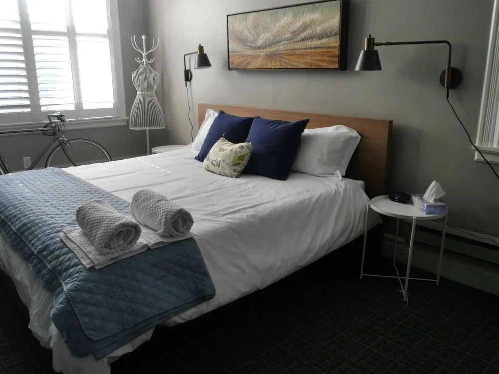 Stunning Two Level Home 3 Bedrooms