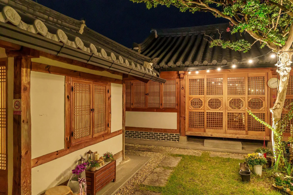 Jeonju Hanok Maeul Sarang Namu Hanok Pension