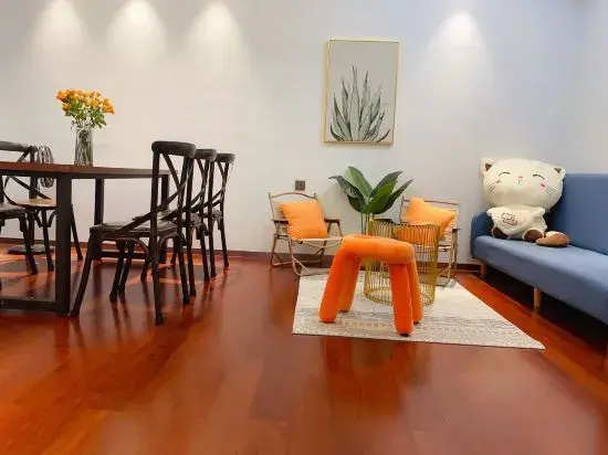 Hongshan 6979 Girls' Youth Apartment