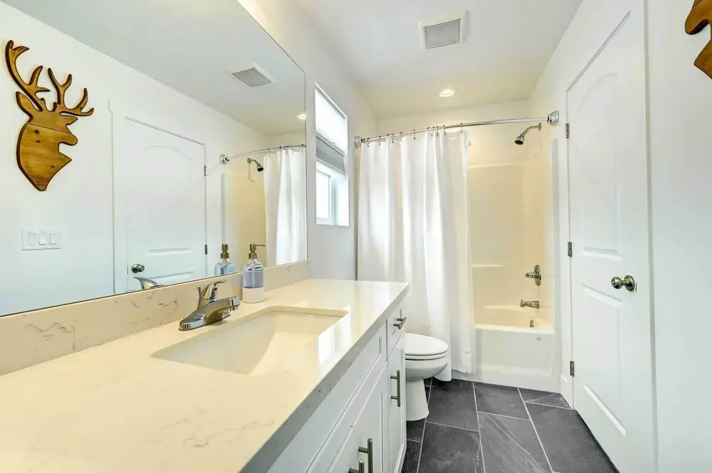 12 Mi to Dtwn Flagstaff: Spacious Bellemont Home