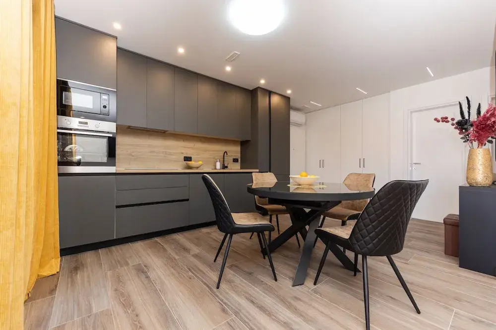 Orange Apartment - Okrug Gornji Seaside Retreat