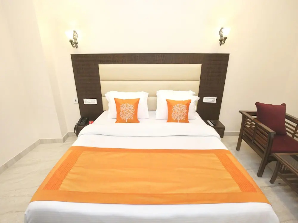 OYO 10330 Hotel Golden Brooks