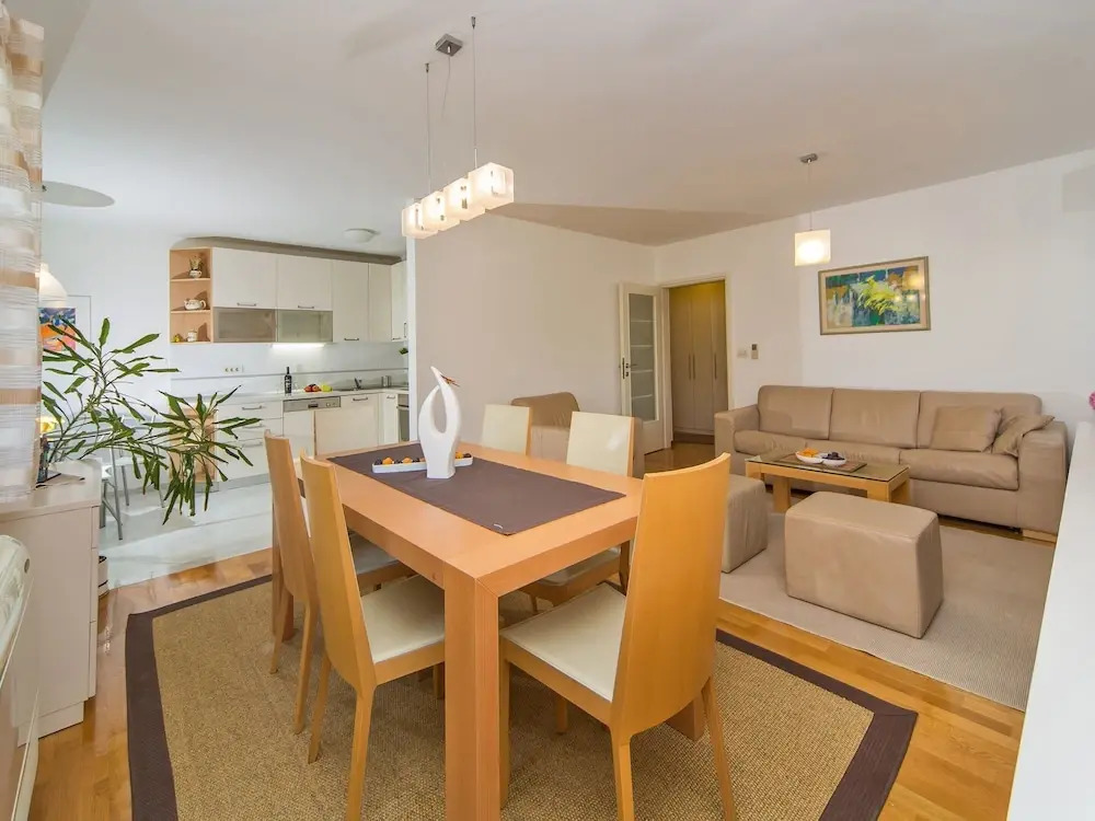 Spacious and Modern 1st Floor Apartment With Private Garage, Wi-fi