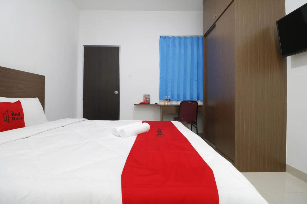 RedDoorz Plus near Kepri Mall