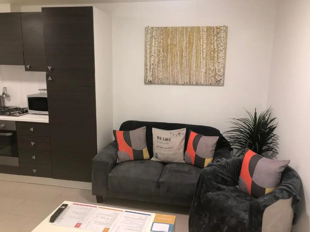 2 bedroom Large Town Centre Apartment FREE Parking