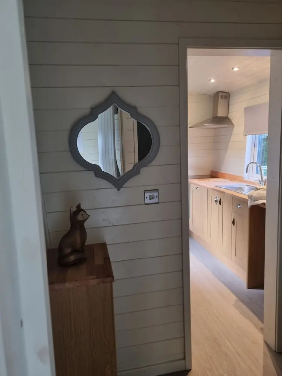 Glamping Hut - Sleeps 2 hot tub & parking