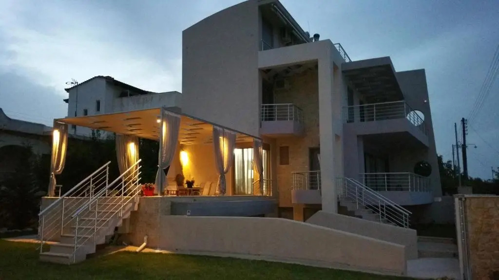 VILLA BY THE SEA VRAVRONA LOUTSA