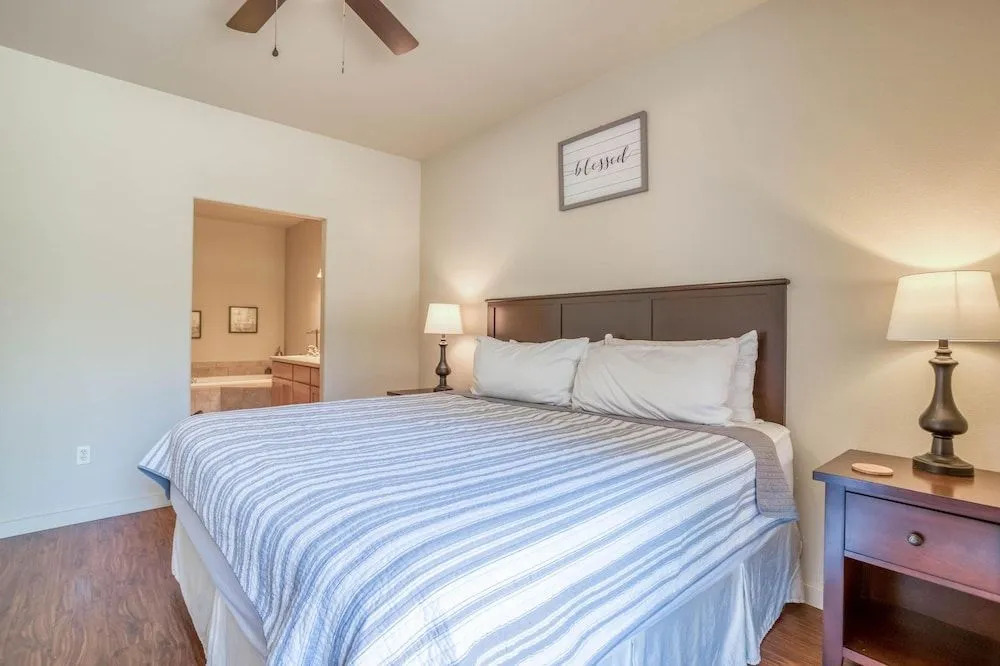Spacious Outdoor Patio and Resort Amenities - Stylish Retreat