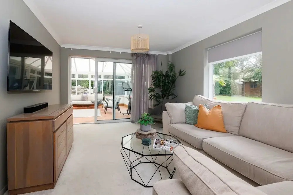 Stylish 4 Bed Home Close to Beach