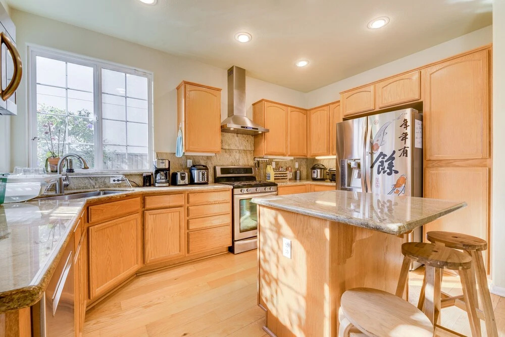Spacious & Scenic 4br W/ Deskspace In Hayward 4 Bedroom Home by Redawning