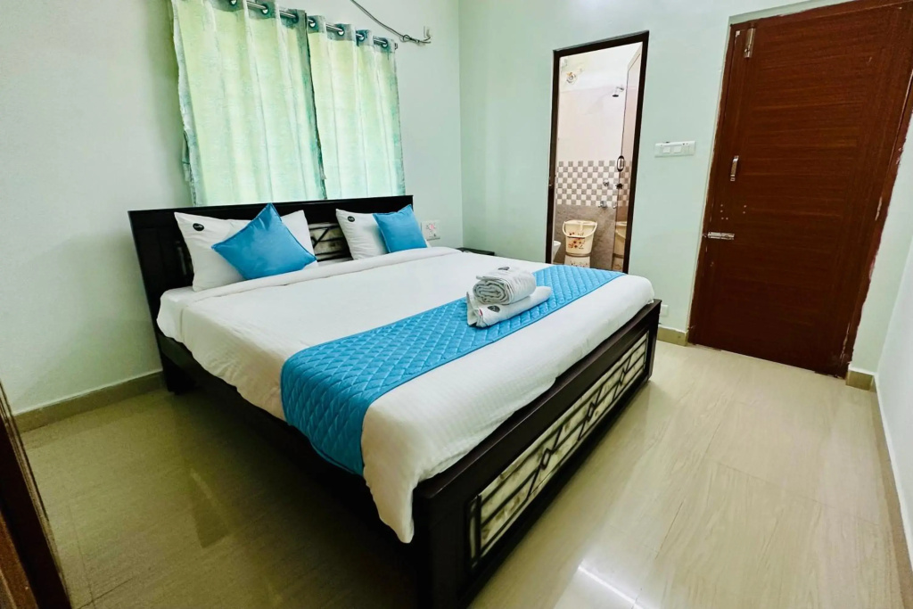 TrueLife Comfort Inn - Near PS4 veg restaurant - On way to Balaji Temple - 2BHK AC apartments - Coffee Tea Milk - Fast WiFi, Kitchen, Dining, Android TV, Parking - Easy access to Airport, Railway Station and to all Temples - Top service with lots of Love