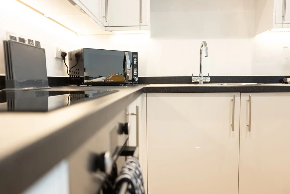 Super Luxe 2 Bed Apartment Torquay - Stunning Harbour View - Near Babbacoombe & Beach.