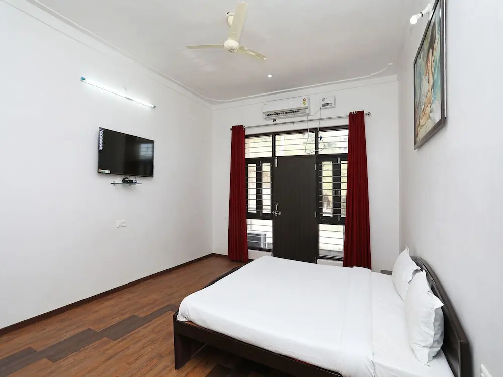 OYO 9777 Home Duplex Studio Airport Road