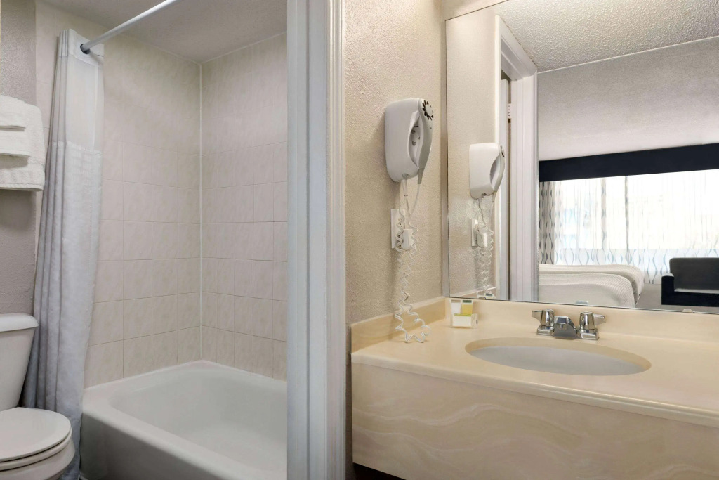 Days Inn by Wyndham Myrtle Beach-Beach Front