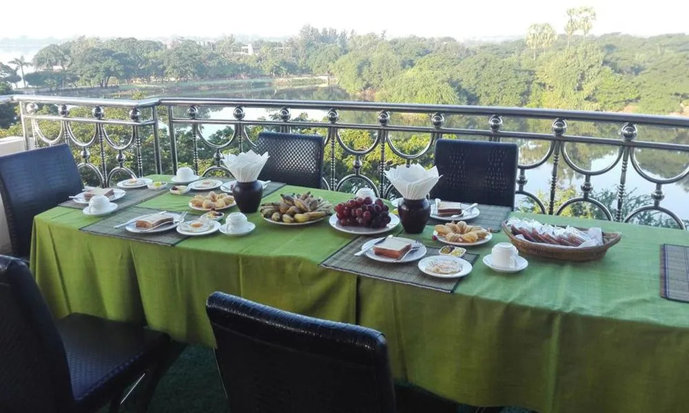 Mandalay Kandawgyi Inn