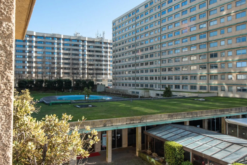 Apartament em condominio com Piscina