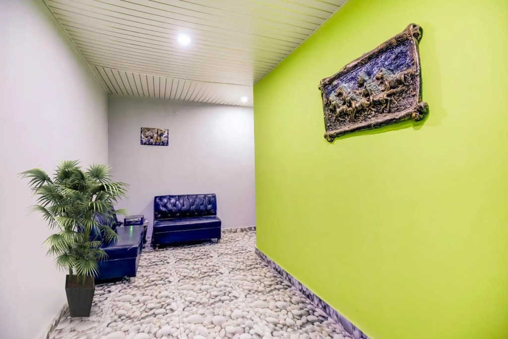 OYO Flagship 70340 Hotel Colour