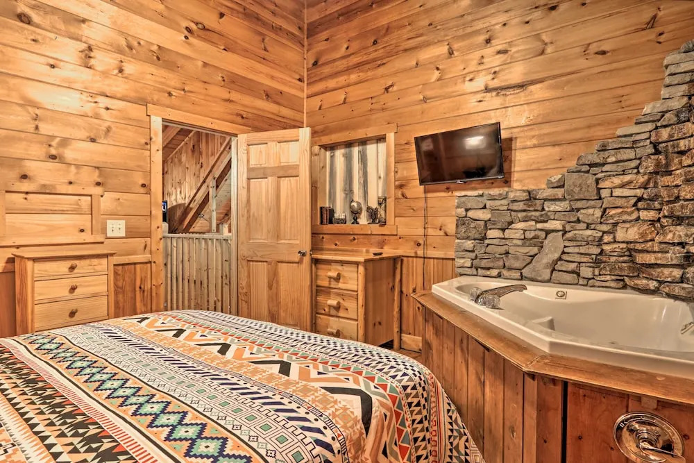 Secluded Cabin w/ Hot Tub, 3 Mi to Pigeon Forge!