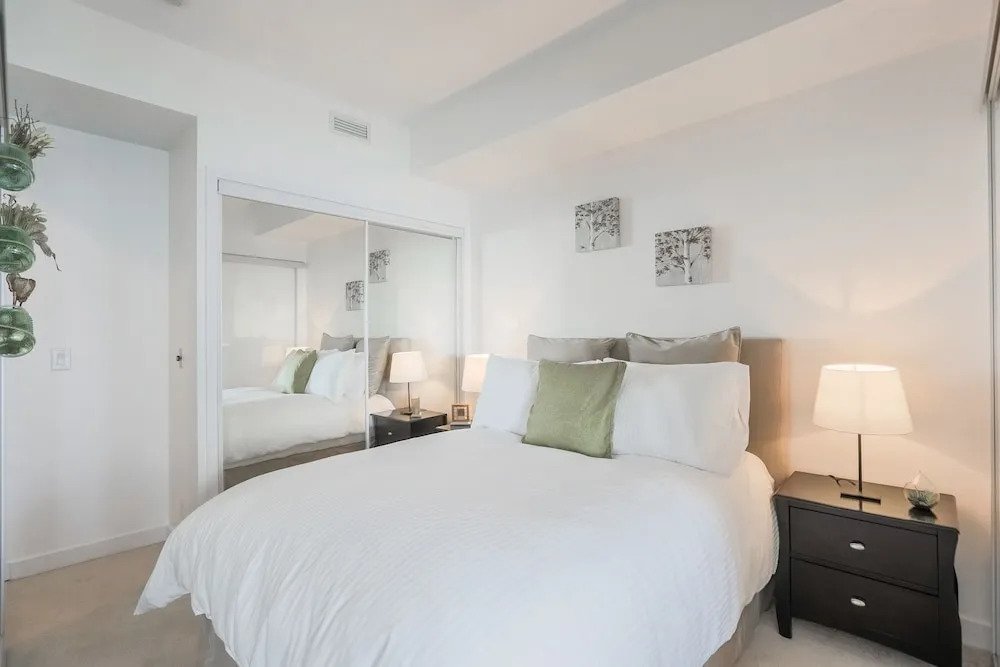 Noel Suites - York and Bremner