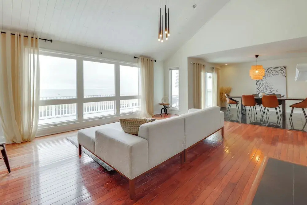 Pets Welcome: Beachfront Family Retreat in Norfolk