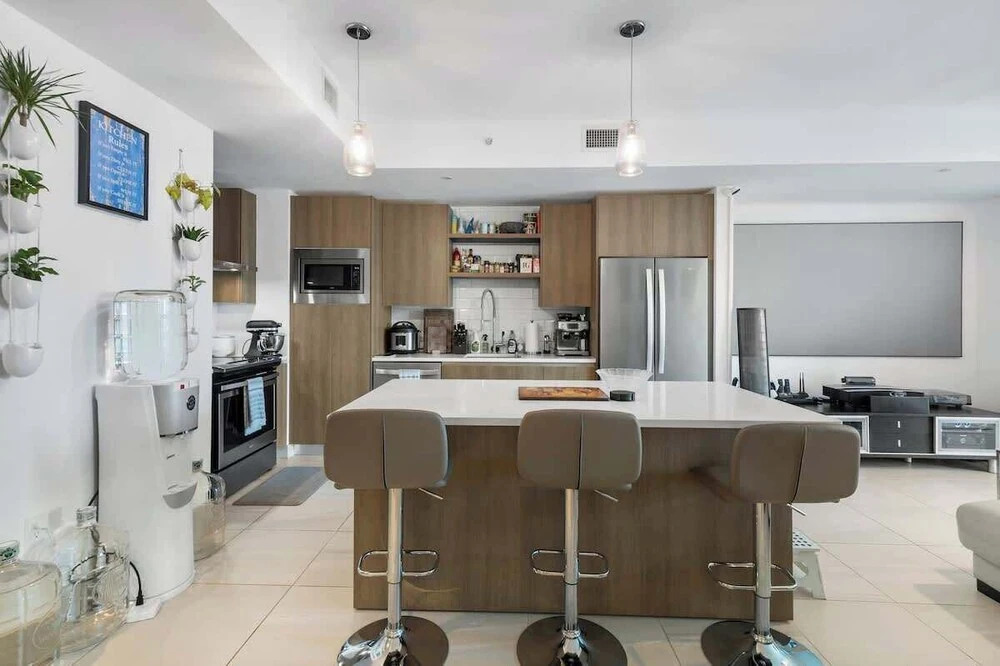 Brickell 1BR Skyline Balcony Corner Suite Walkable to City Centre Luxepad