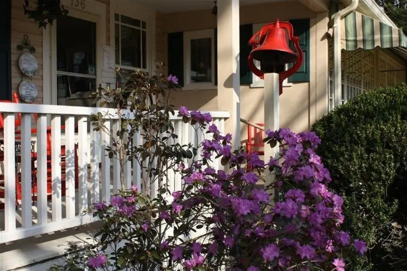 Red Rocker Inn