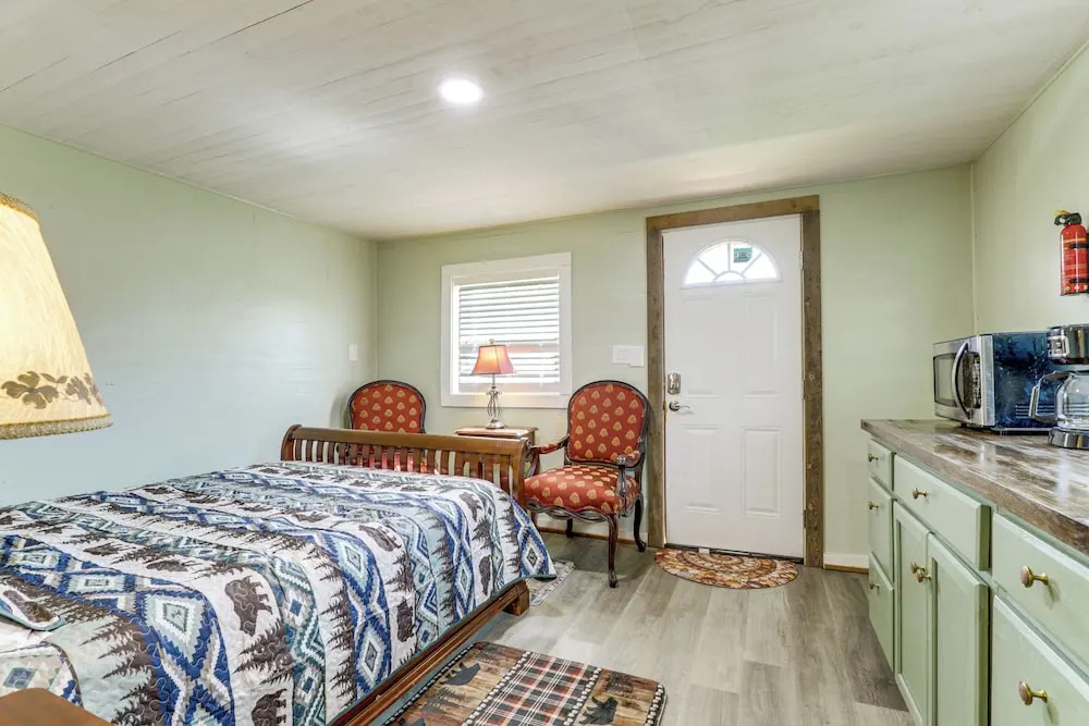 2 Mi to Great Smoky Mtns NP! Cozy Cabin Retreat