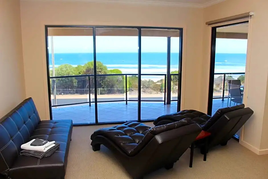 The Lighthouse - Beachfront Accommodation