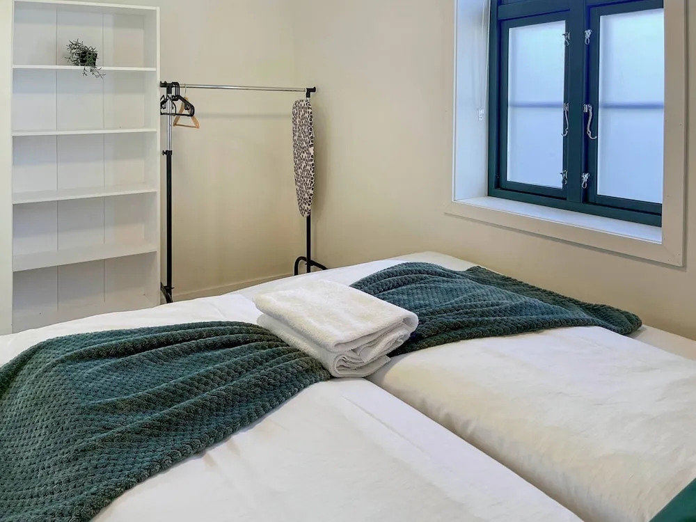 Vibrant Apartment on Bustling Street, Above a Restaurant - Perfect for Tourists,