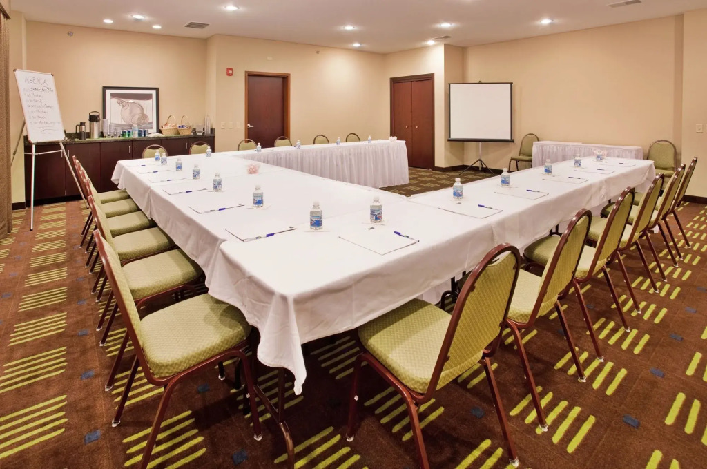 Holiday Inn Express Hotel & Suites St. Charles by IHG