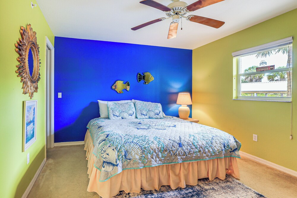 8 Mi to Beach w/ Pool Access: Englewood Condo!