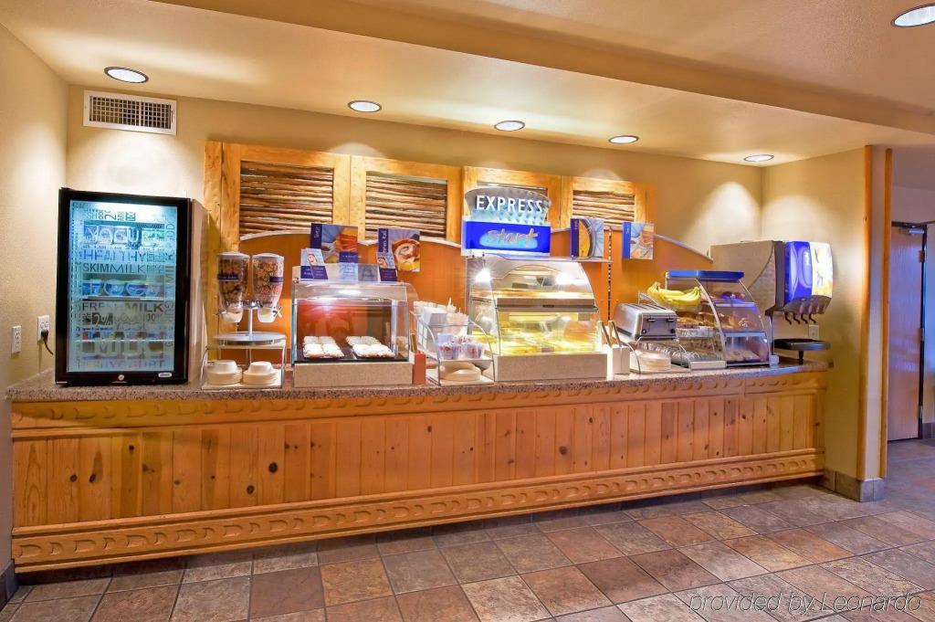 Red Lion Inn & Suites Goodyear Newly Renovated