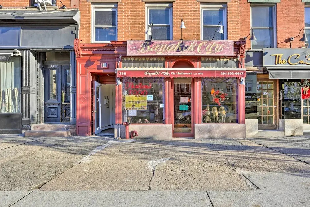 Couples Hub Near Metlife, Walk to Public Transit!