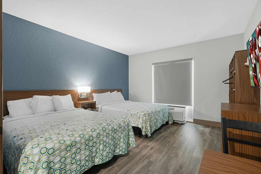 HomeTowne Studios by Red Roof Bradenton