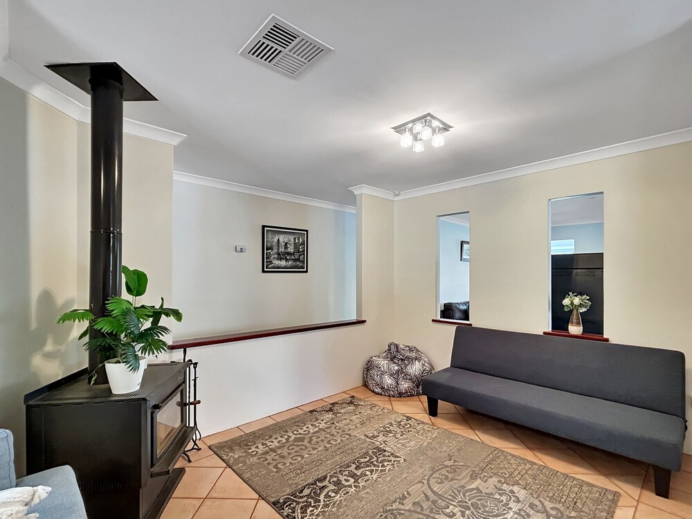 Spacious 5-bed House in Coastal Halls Head