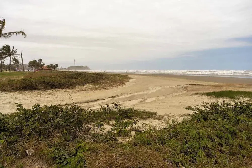 Casa com rea Gourmet e Quintal a 200 m da Praia