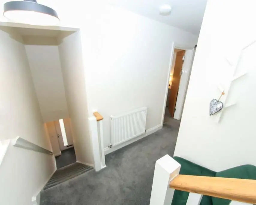 No11 Luxe Living Guest House-Sleeps 6-Family Friendly-Private Parking-Wifi-City-Beach