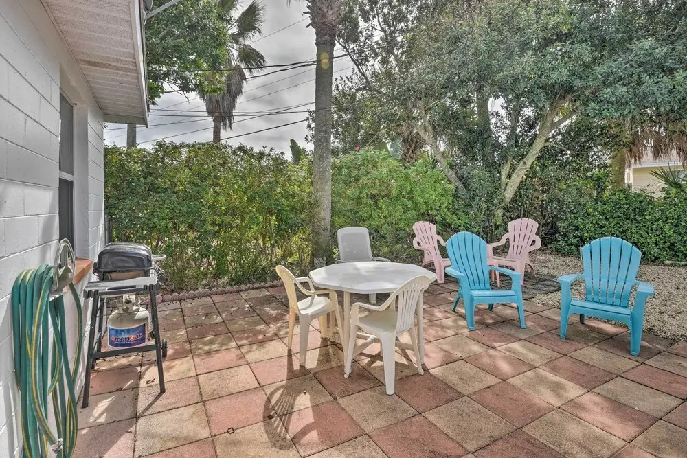 Ormond Beach Home w/ Screened Porch, Walk to Shore