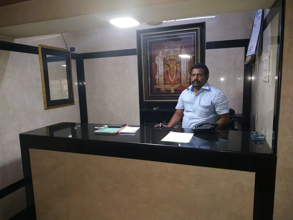 Iroomz Hotel Adhikar