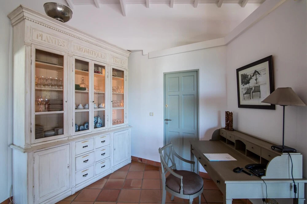 Stunning Ocean Views, Large Heated Pool, Walk to the Beach, AC, Free Wifi