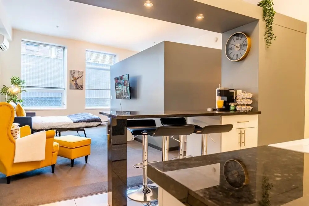Comfy DT Loft w Parking Rooftop Patio BBQ Gym