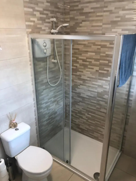 Cheerful 4 bedroom town house with bbq,