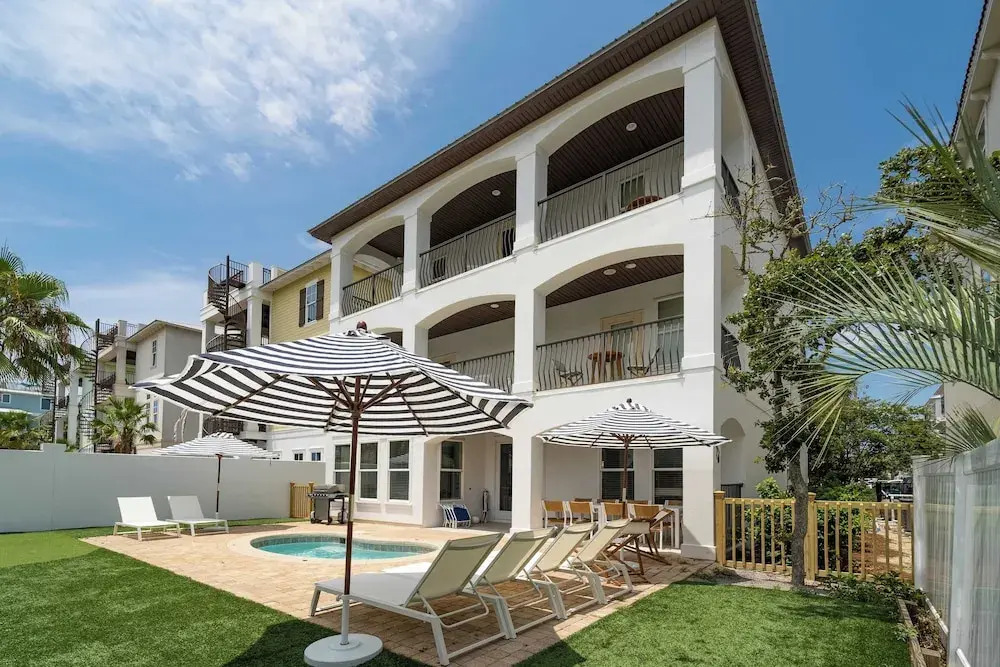 Sleeps 20, Private Pool, Putting Green, Walk to Beach Vitamin Sea by Avantstay
