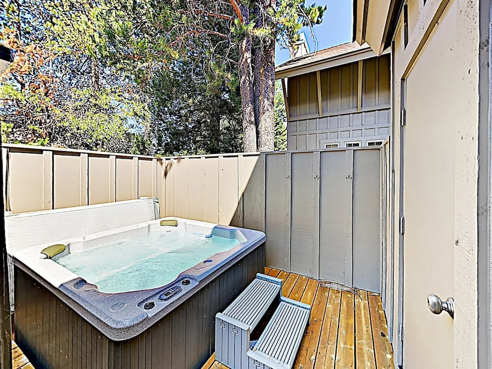 New Listing! 44 Freemont Crossing W/ Hot Tub 3 Bedroom Townhouse